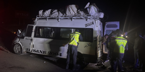 Aksaray’da minibüs ile tır çarpıştı: 12 yaralı