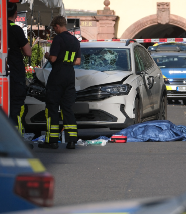 Almanya'da bir araç, yayaların arasına daldı: 2 ölü, 8 yaralı