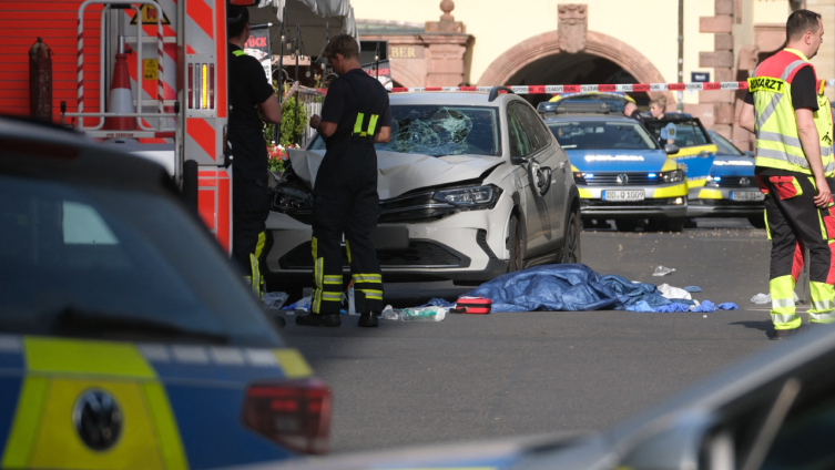 Almanya'da bir araç, yayaların arasına daldı: 2 ölü, 8 yaralı