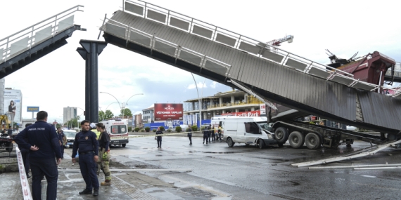 Ankarada damperi açık kamyon üst geçidi yıktı
