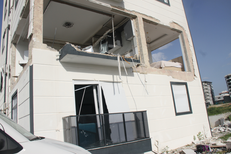 Antalya'da apartman dairesinde patlama