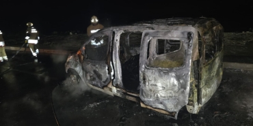 Araç seyir halindeyken yandı, sürücü son anda kurtuldu