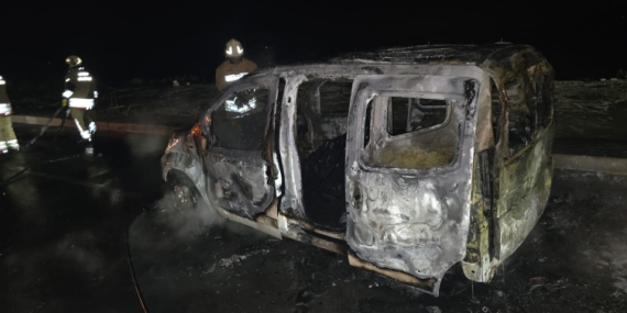 Araç seyir halindeyken yandı, sürücü son anda kurtuldu