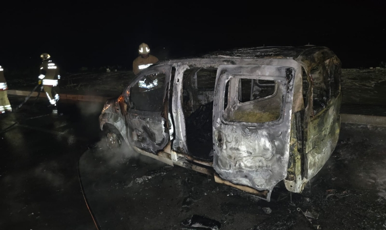 Araç seyir halindeyken yandı, sürücü son anda kurtuldu