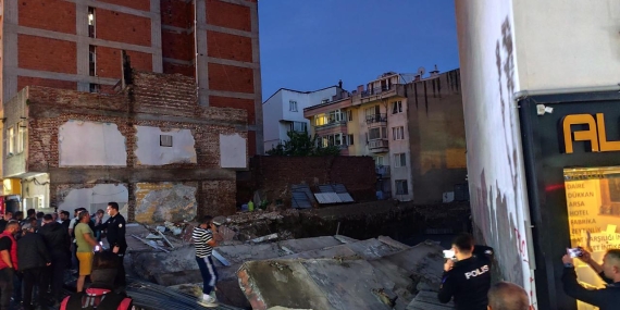 Balıkesir'de bitişiğinde temel kazısı yapılan bina yıkıldı