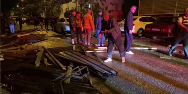 Bartın'da şiddetli fırtına: Çatı uçtu, 6 araç hasar gördü