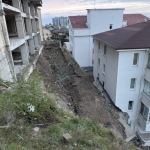 Çöken istinat duvarı evlerin içine girdi