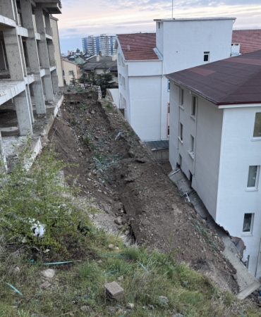 Çöken istinat duvarı evlerin içine girdi
