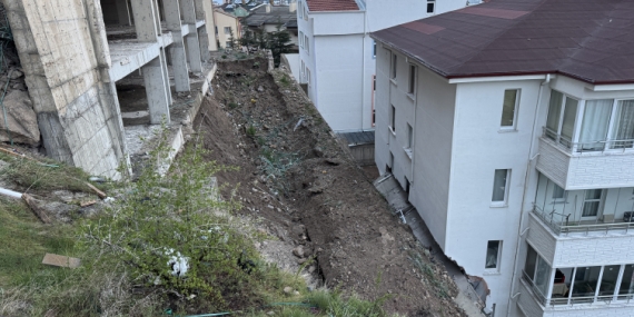 Çöken istinat duvarı evlerin içine girdi
