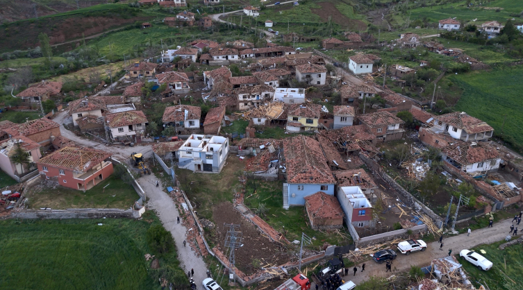 Çorum'da hortum: Evler hasar gördü, 5 kişi yaralandı