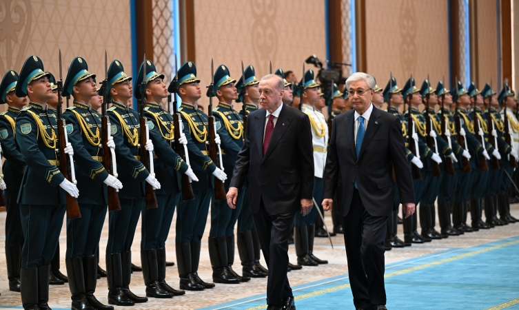 Cumhurbaşkanı Erdoğan, Kazakistan'da resmi törenle karşılandı