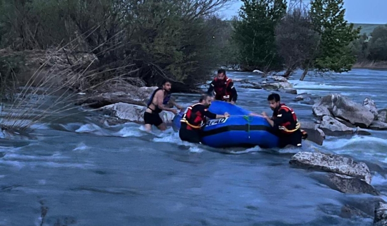 Dicle Nehri'nde mahsur kalan kişi kurtarıldı