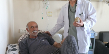 Doktorları şaşırttı: Elma büyüklüğünde taş çıktı