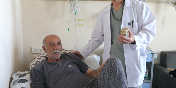 Doktorları şaşırttı: Elma büyüklüğünde taş çıktı