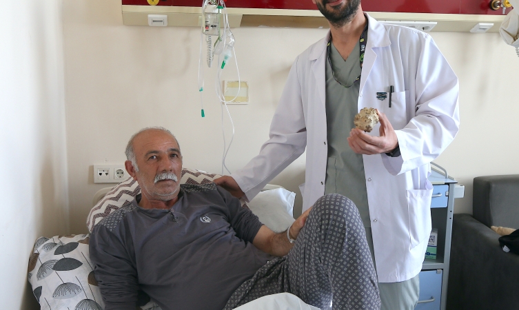 Doktorları şaşırttı: Elma büyüklüğünde taş çıktı