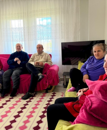 Fedakar anne 4 engelli evladına gözü gibi bakıyor