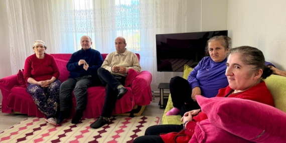 Fedakar anne 4 engelli evladına gözü gibi bakıyor