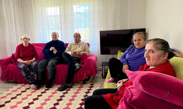 Fedakar anne 4 engelli evladına gözü gibi bakıyor