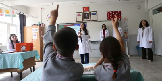 Genç sağlıkçılar köylerdeki çocuklara ilk yardım eğitimi verdi