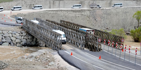 HakkariVan kara yolunda ikinci panel köprü trafiğe açıldı