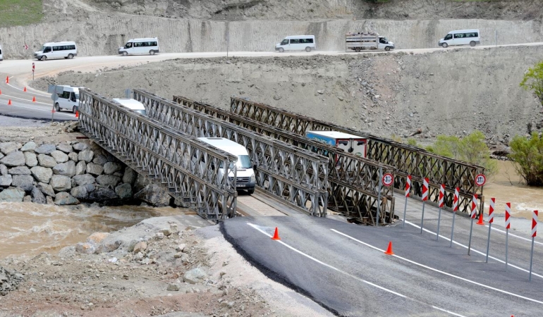 HakkariVan kara yolunda ikinci panel köprü trafiğe açıldı