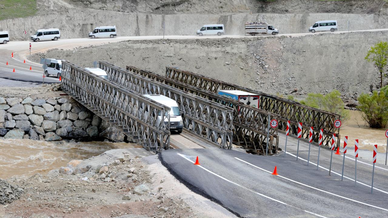 HakkariVan kara yolunda ikinci panel köprü trafiğe açıldı