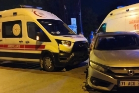 Hatay'da ambulans ile otomobilin çarpıştığı kazada 6 kişi yaralandı