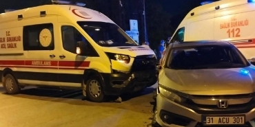 Hatay'da ambulans ile otomobilin çarpıştığı kazada 6 kişi yaralandı