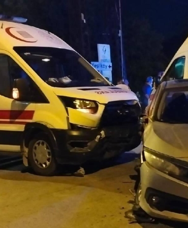 Hatay'da ambulans ile otomobilin çarpıştığı kazada 6 kişi yaralandı