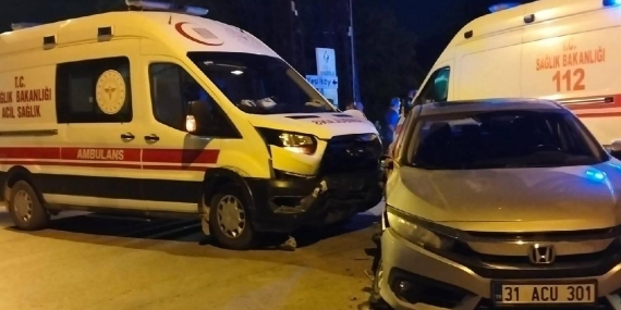 Hatay'da ambulans ile otomobilin çarpıştığı kazada 6 kişi yaralandı