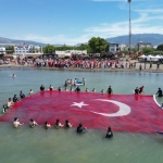Hatay'da denizde 138 metrekarelik Türk bayrağı açıldı