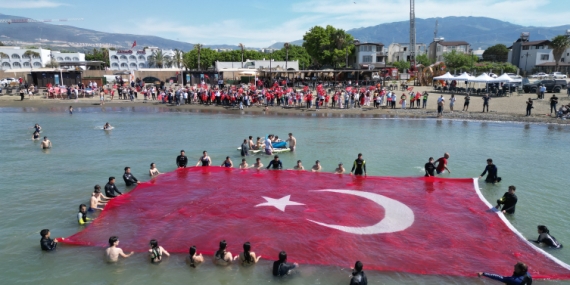 Hatay’da denizde 138 metrekarelik Türk bayrağı açıldı