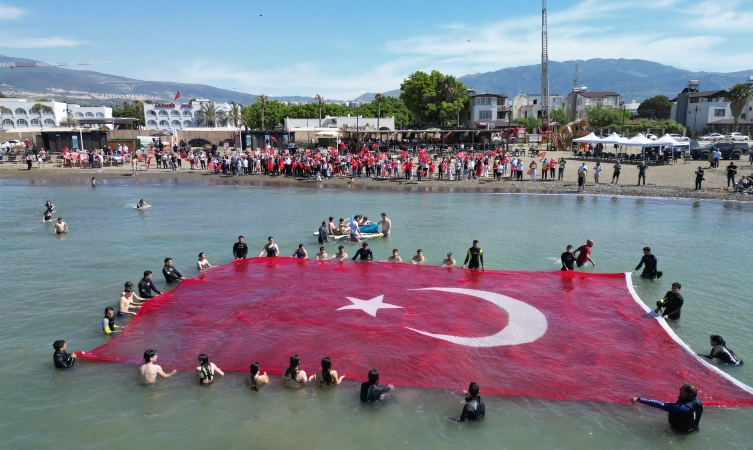 Hatay'da denizde 138 metrekarelik Türk bayrağı açıldı