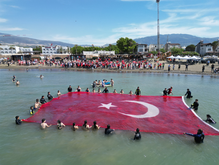 Hatay'da denizde 138 metrekarelik Türk bayrağı açıldı