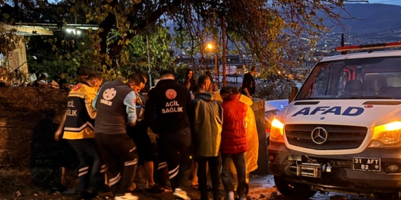 Hatay’da sağanak sele dönüştü: Köprü çöktü, göçük meydana geldi