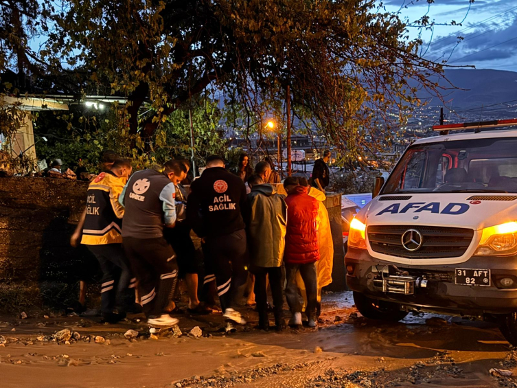 Hatay'da sağanak sele dönüştü: Köprü çöktü, göçük meydana geldi