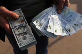 İran'da dolar, ulusal para birimi karşısında tarihi zirveye çıktı
