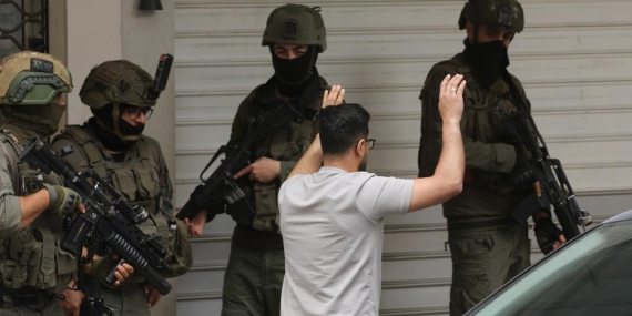 İşgalci İsrail ordusu Batı Şeria'da 4 Filistinliyi yaraladı, 2 Filistinliyi gözaltına aldı