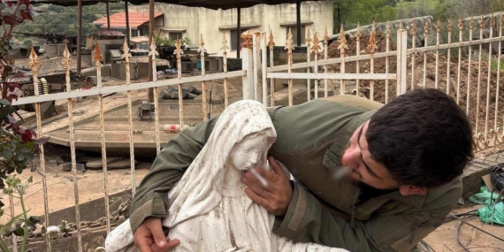İşgalci İsrailli askerleri bu kez de Meryem Ana heykelini tahrip etti