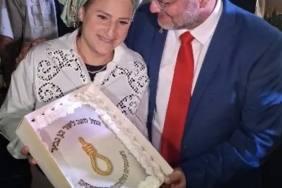 İsrailli Bakan, Filistinlilere idam yasasına atıfla yağlı urgan resimli pastayla doğum gününü kutladı