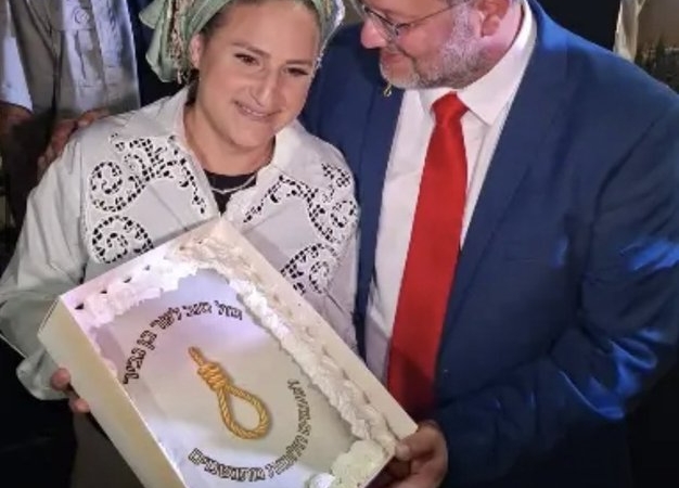 İsrailli Bakan, Filistinlilere idam yasasına atıfla yağlı urgan resimli pastayla doğum gününü kutladı
