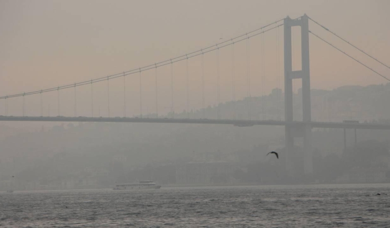 İstanbul güne sisle uyandı, vapur seferleri iptal