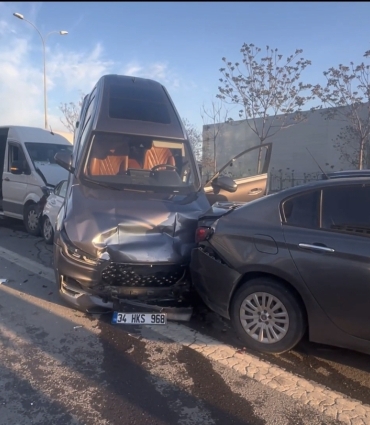 İstanbul'da 4 araç zincirleme kaza yaptı