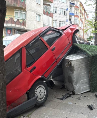 İstanbul'da freni boşalan kamyon 8 araca çarptı