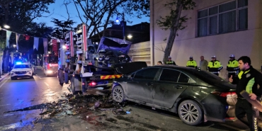 İstanbul'da iki araç kafa kafaya çarpıştı: 9 kişi yaralandı