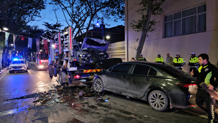 İstanbul'da iki araç kafa kafaya çarpıştı: 9 kişi yaralandı