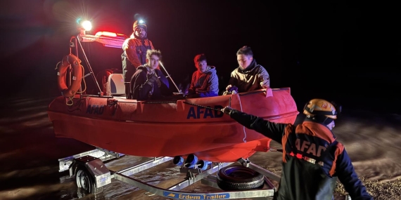 Kayseri’de gölette mahsur kalan 3 genç kurtarıldı
