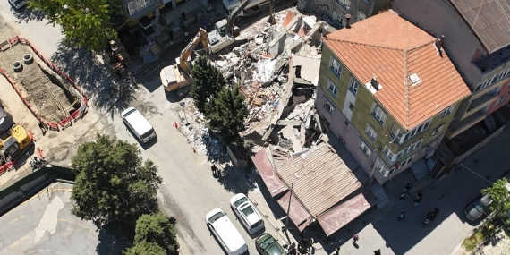 Küçükçekmece'de yıkım sırasında bina çöktü