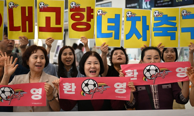 Kuzey Koreli futbolcular 7 yıl sonra ilk kez Güney Koreye geldi