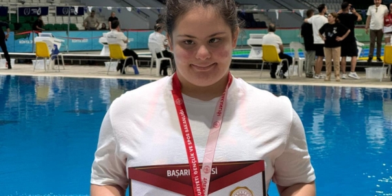 Lösemiyi yenen down sendromlu Masal, serbest yüzmede birinci oldu